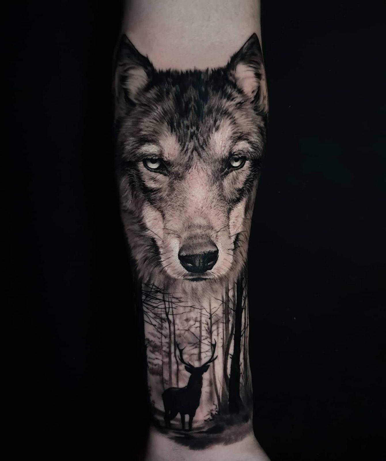 Wolf-mit-Rehbock-Black-and-Grey-Tattoo